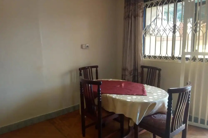 Room 9 of 12