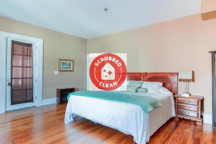 Standard King Bed Pet Friendly (1 of 3)