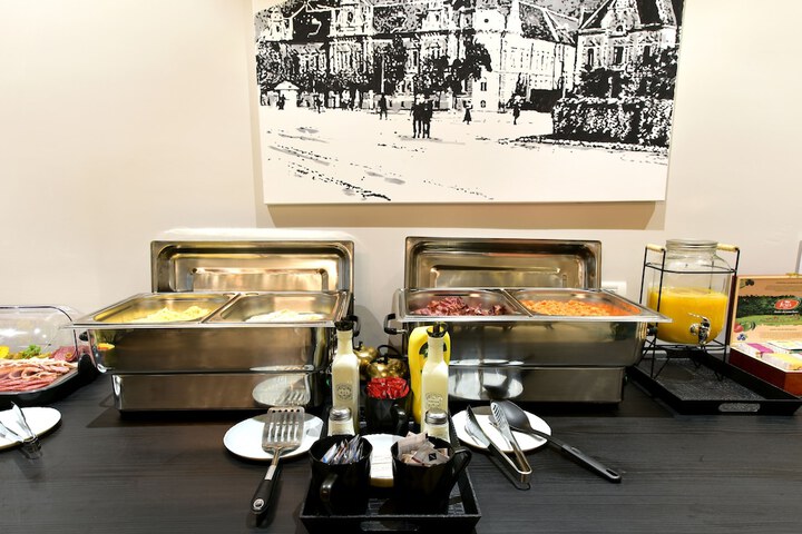Dining 40 of 48