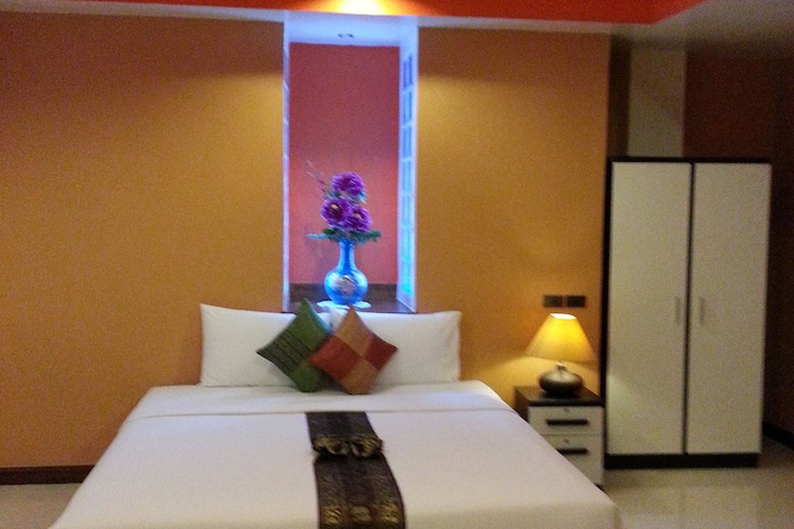 Room 4 of 48