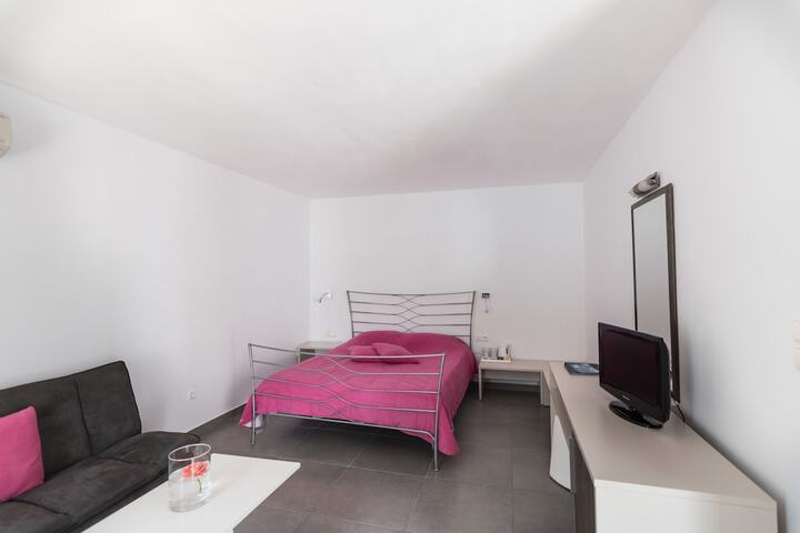 Room 2 of 35