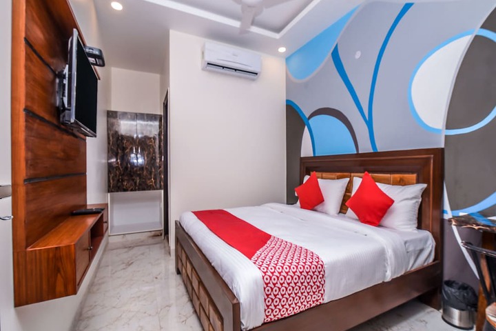 Room 6 of 18