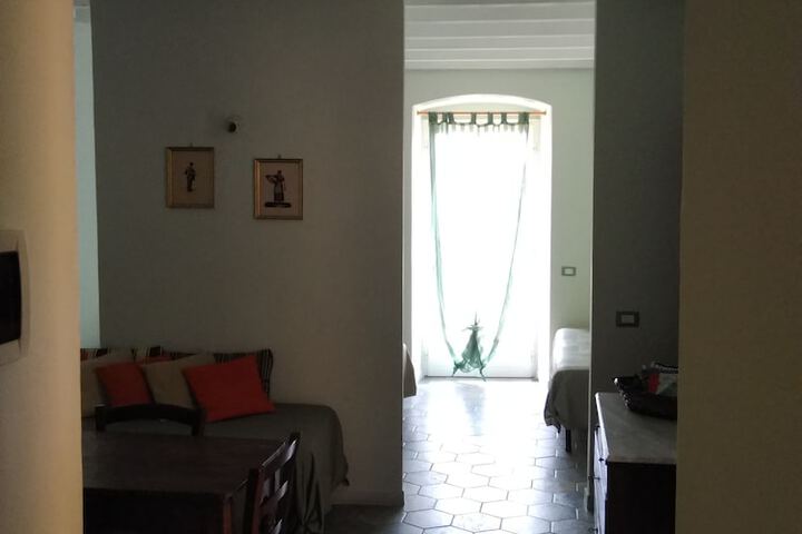 Room 9 of 33