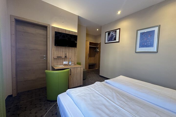 Room 21 of 77
