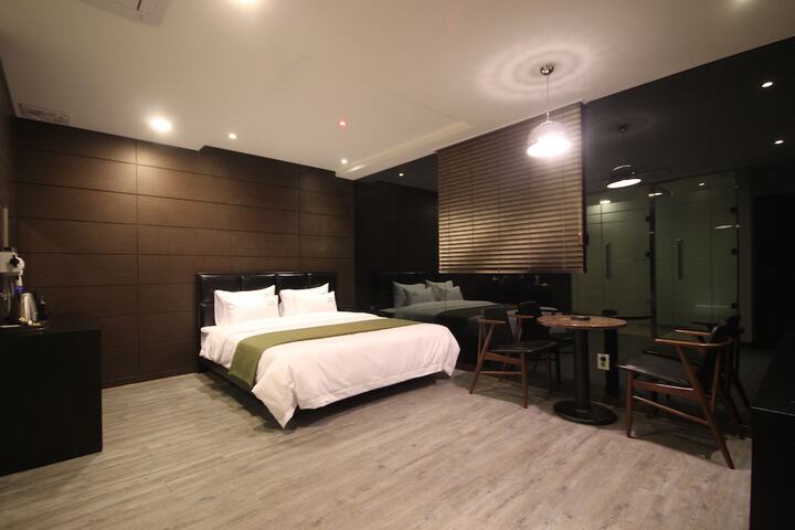 Room 10 of 48
