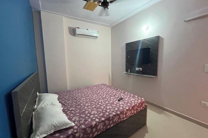 Room 8 of 18