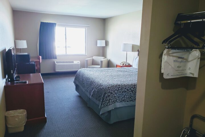 1 King Bed (6 of 27)