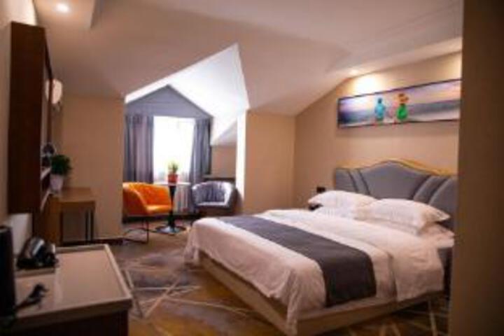 Room 4 of 6