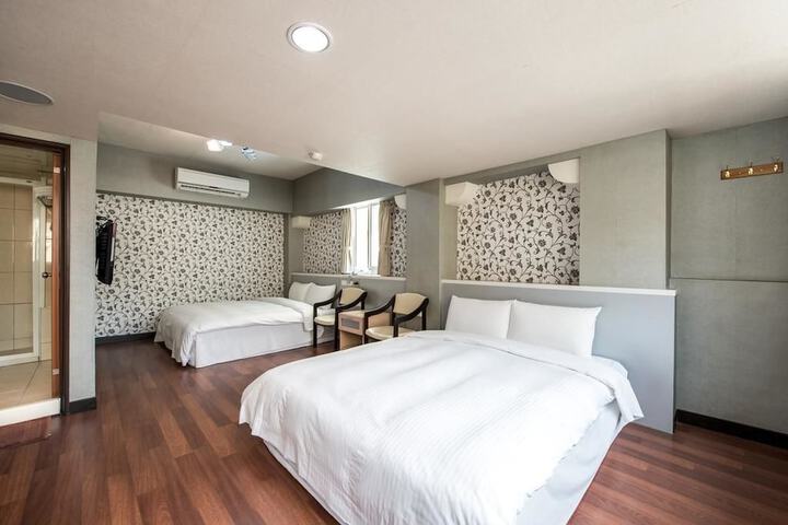 Room 13 of 28