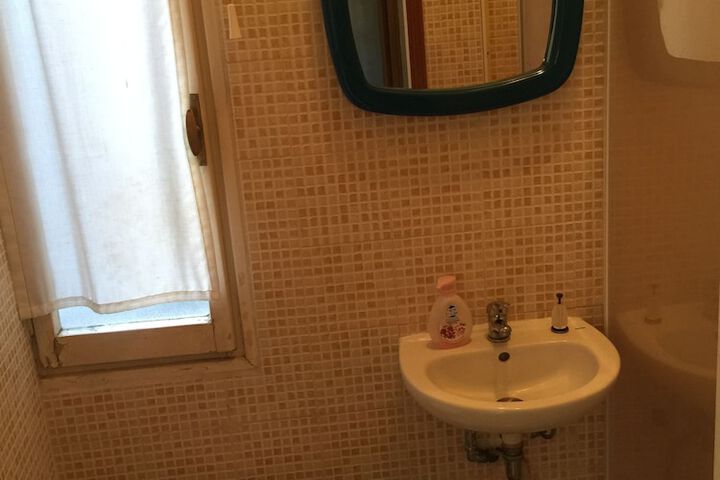 Room 4 of 5