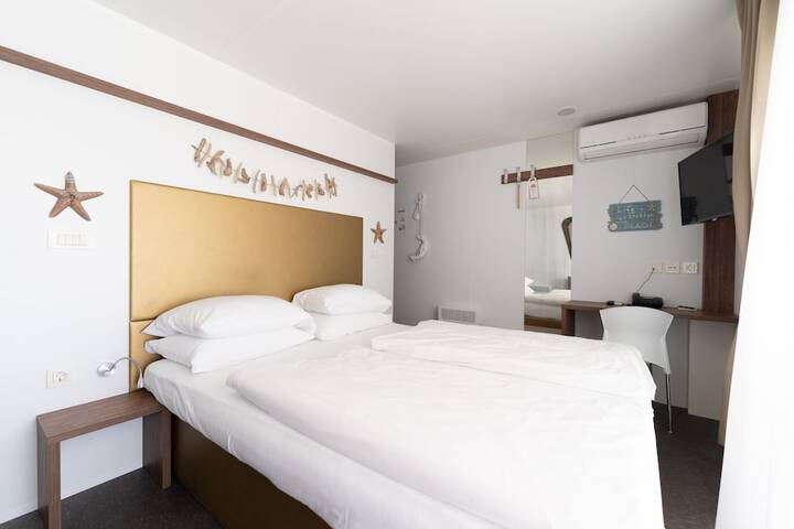 Room 19 of 79