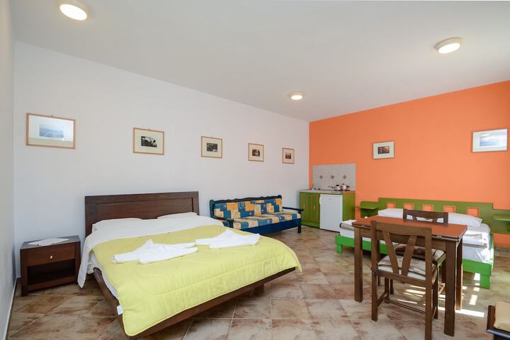 Room 4 of 122