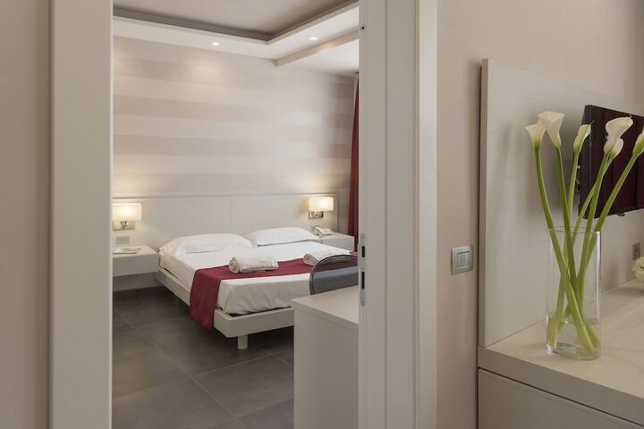 Room 8 of 90