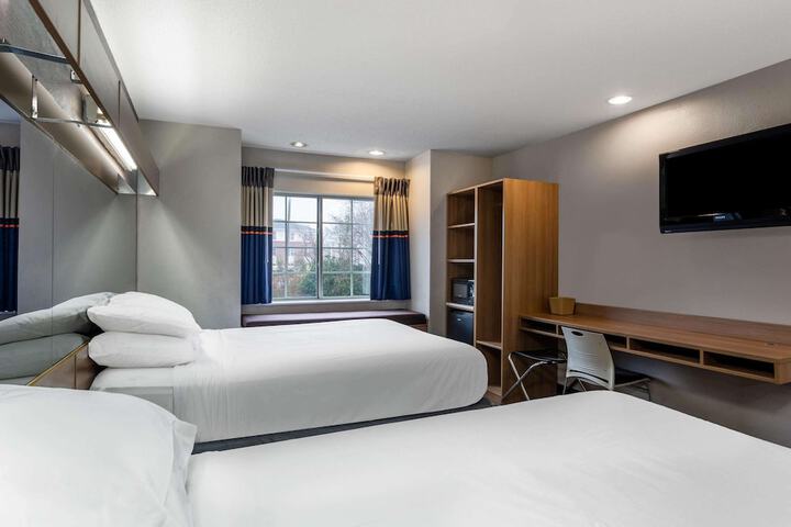 1 Queen Bed Accessible Room (12 of 25)