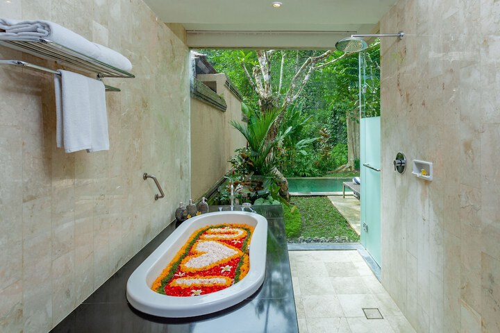 Deep soaking bathtub