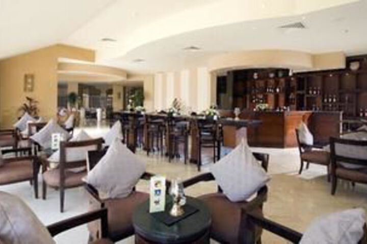 Lounge 13 of 37