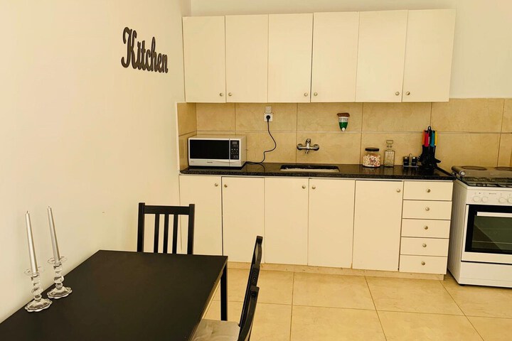 Room 6 of 28