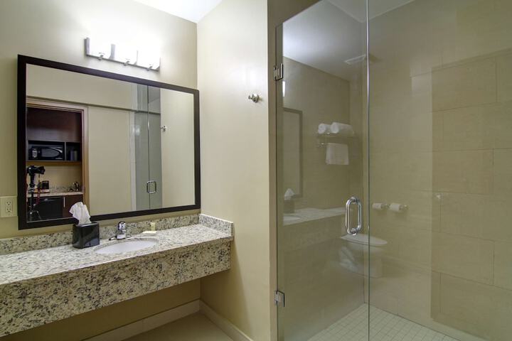 1 King Accessible Comm Assist Roll in Shower Microwave, Refrigerator WiFi Full Breakfast (18 of 25)