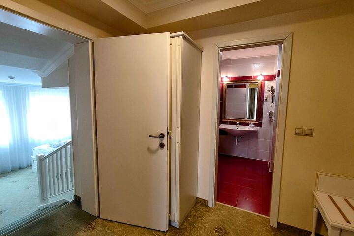 Room 35 of 69