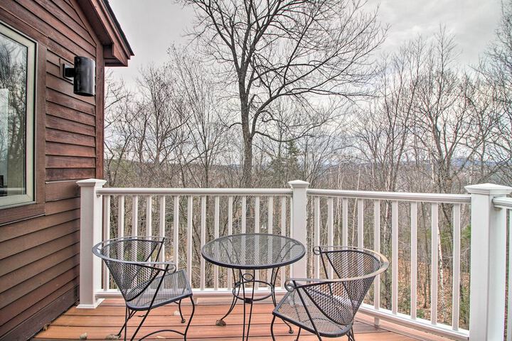 Ski-in Ski-out Okemo Oasis w / Deck + Mtn View!