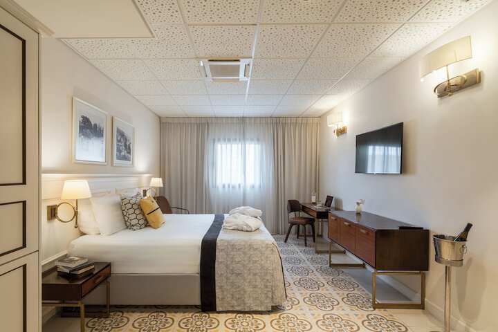 Room 9 of 32