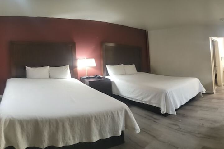 2 Queen Beds (7 of 9)