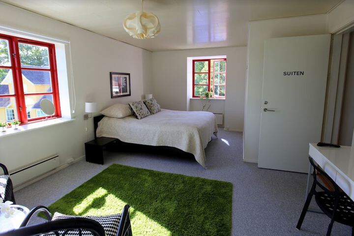 Room 9 of 33
