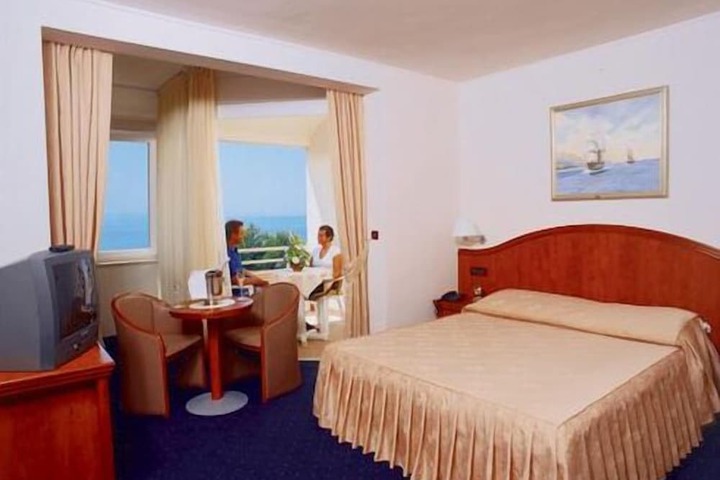 Room 4 of 66