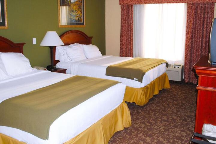 2 Queen Beds (1 of 8)