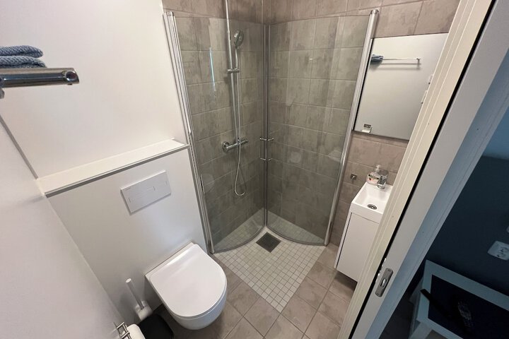 Room 10 of 99