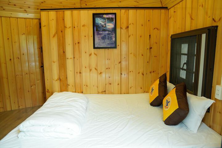 Room 27 of 242