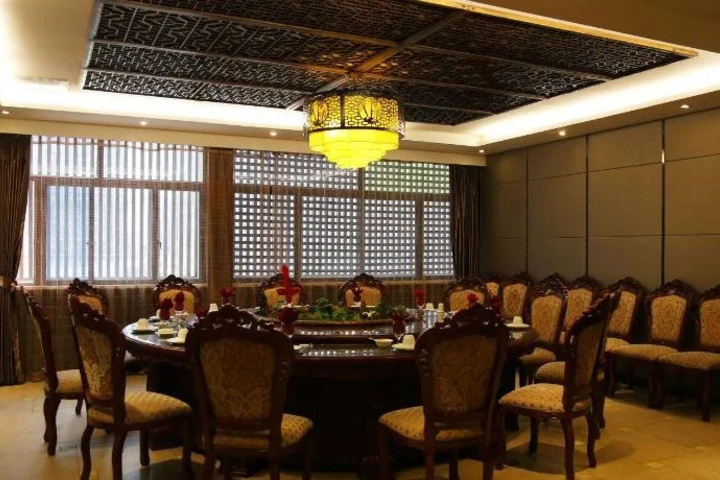 Dining 13 of 16