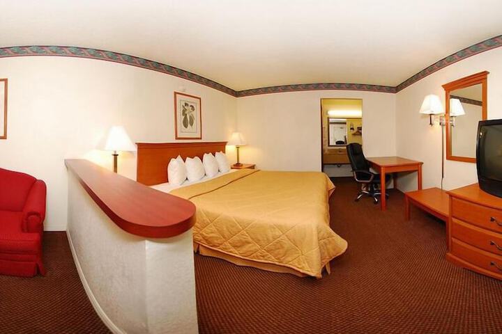 1 King Bed (2 of 19)