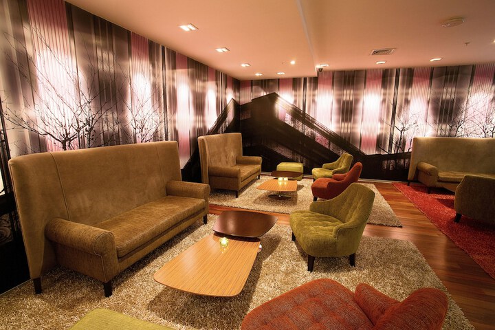 Lounge 31 of 36