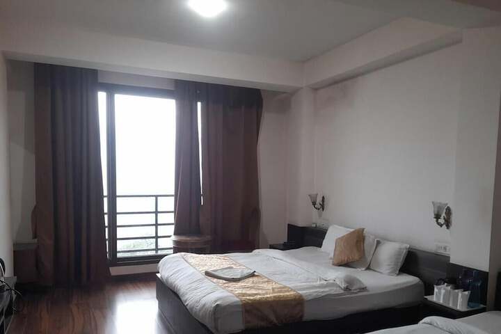 Room 5 of 10