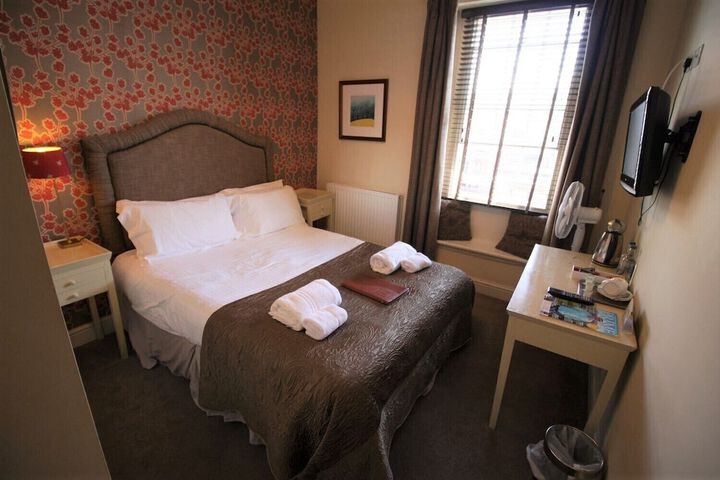 Room 2 of 62