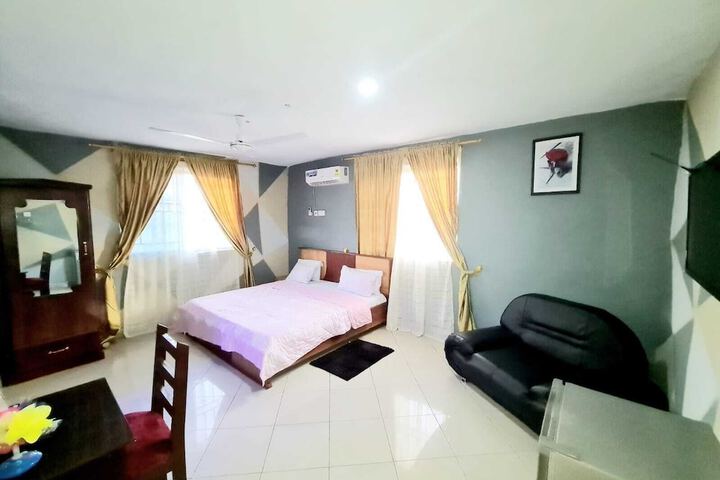 Room 6 of 10