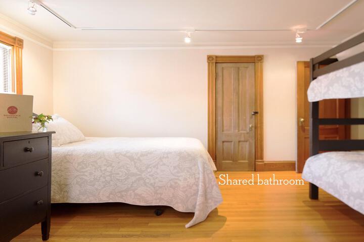 Room 4 of 12
