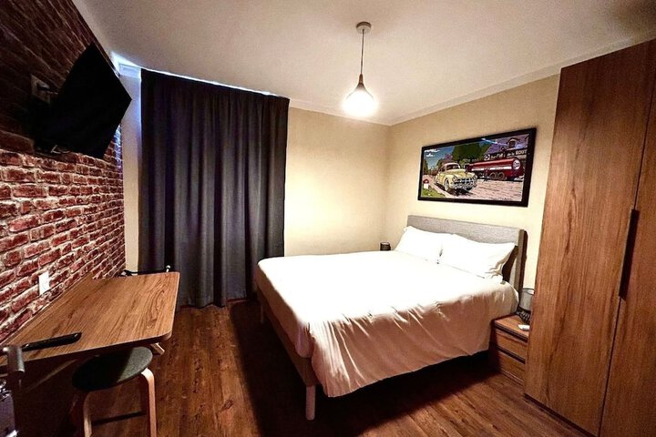 Room 9 of 18