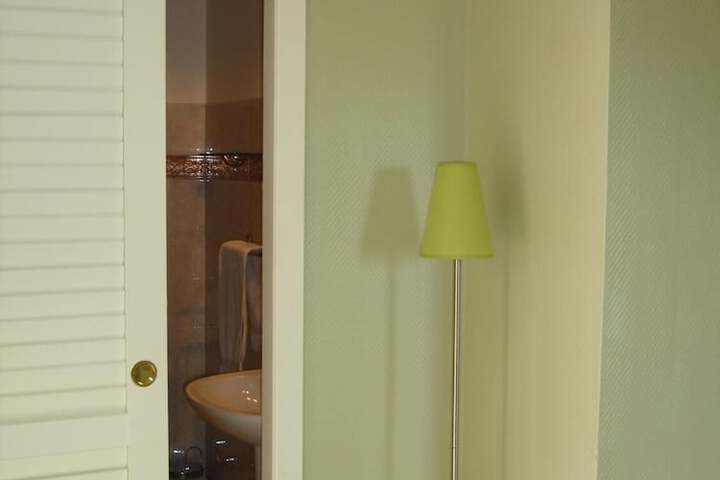 Room 17 of 37