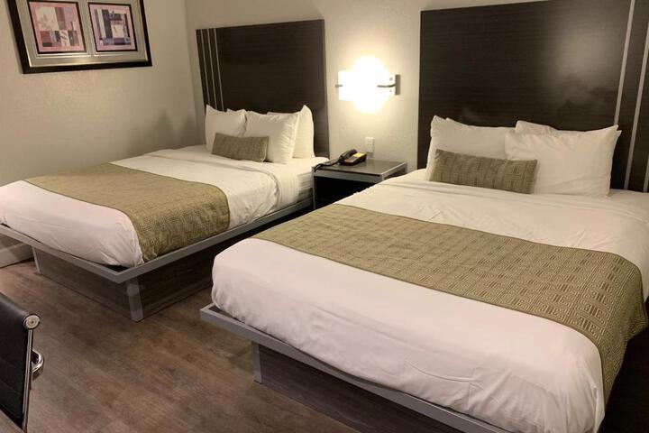 1 Queen Bed (10 of 16)