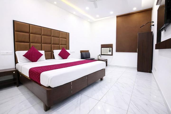 Room 4 of 13