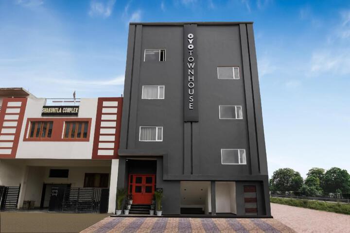 Townhouse The Awadh Airport