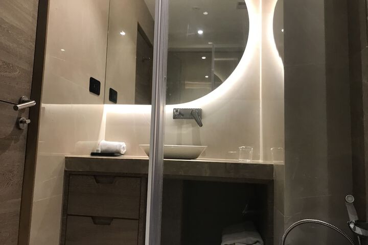 Room 20 of 33