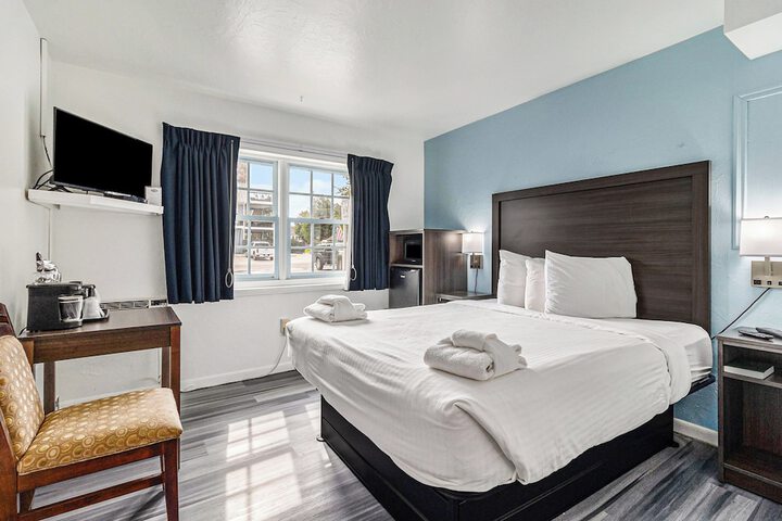 Economy Queen Bed Lake View Patio (43 of 82)