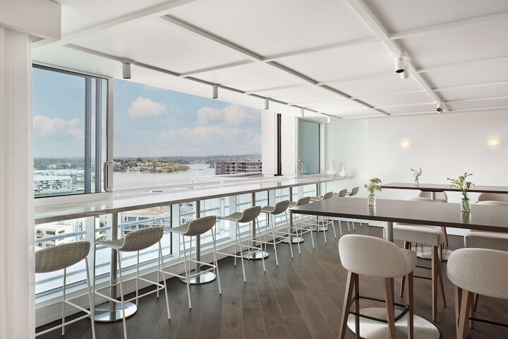 Lounge 93 of 105