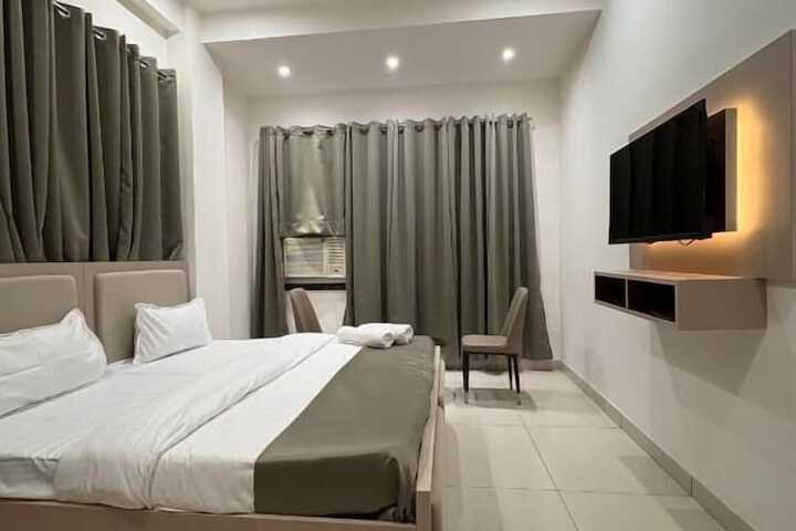 Room 4 of 7