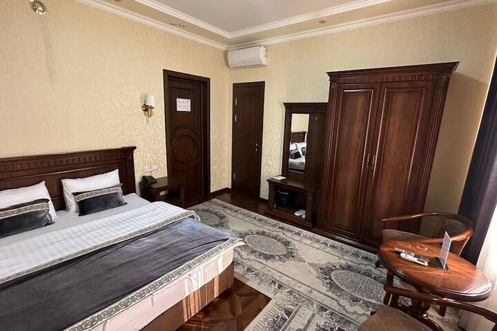 Room 9 of 32