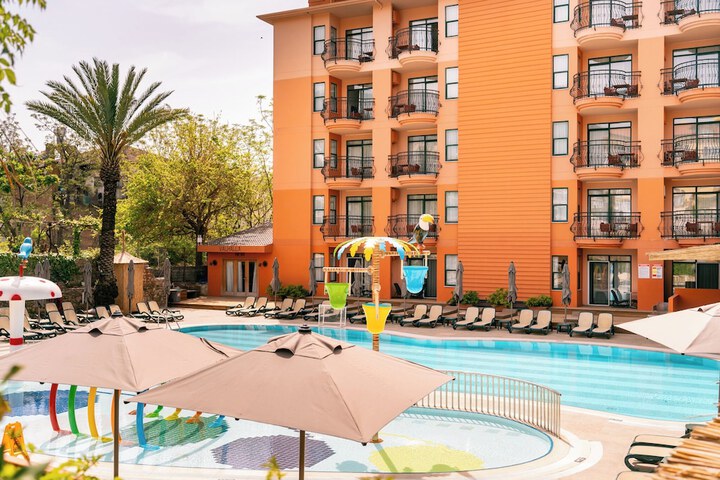 Hotel with Pool