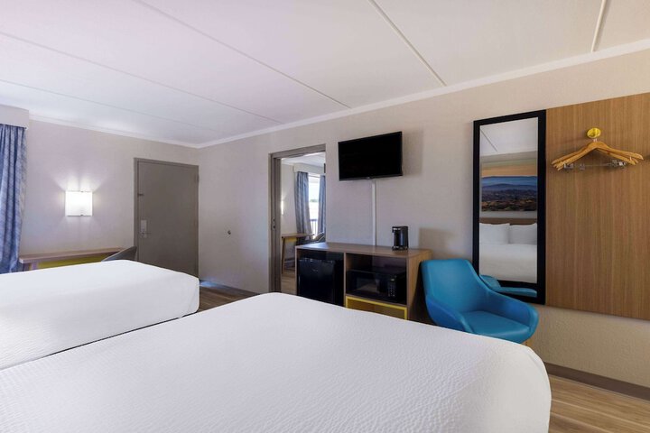 2 Queen Beds (10 of 12)